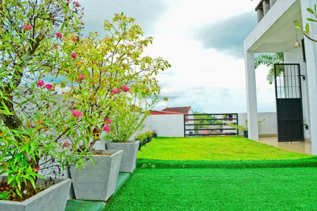 Furnished Apartment At Colombo Suburbs Nawala Rajagiriya Bagian luar foto